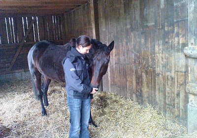 Ob sie doch noch ein Leckerchen hat?