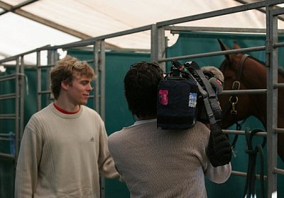 Madame vor der Kamera