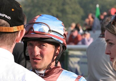 Xavier Hondier h?rt zu